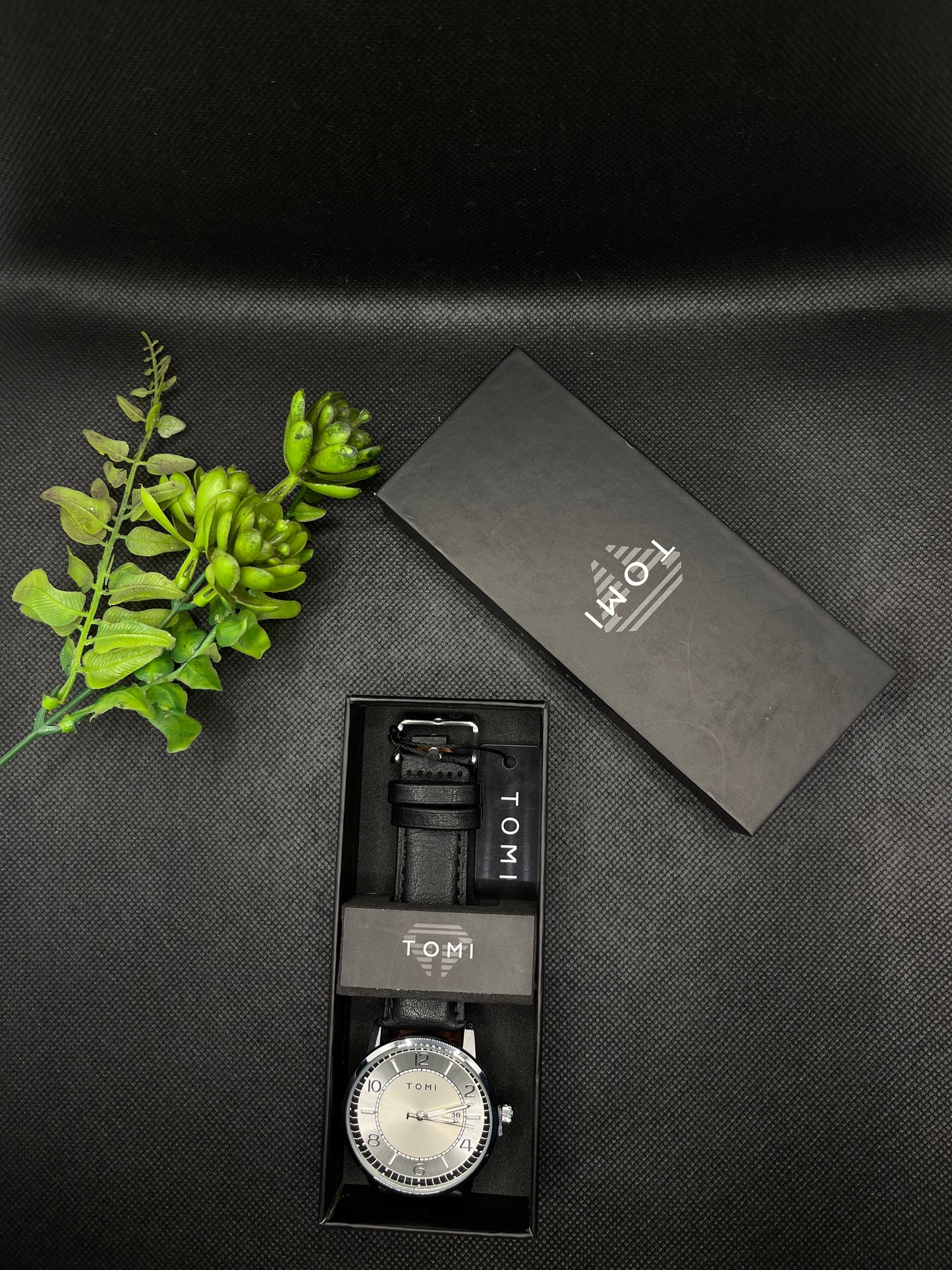 TOMI CLASSIC BLACK LEATHER STRAP IN TWO TONE DIAL WITH DATE