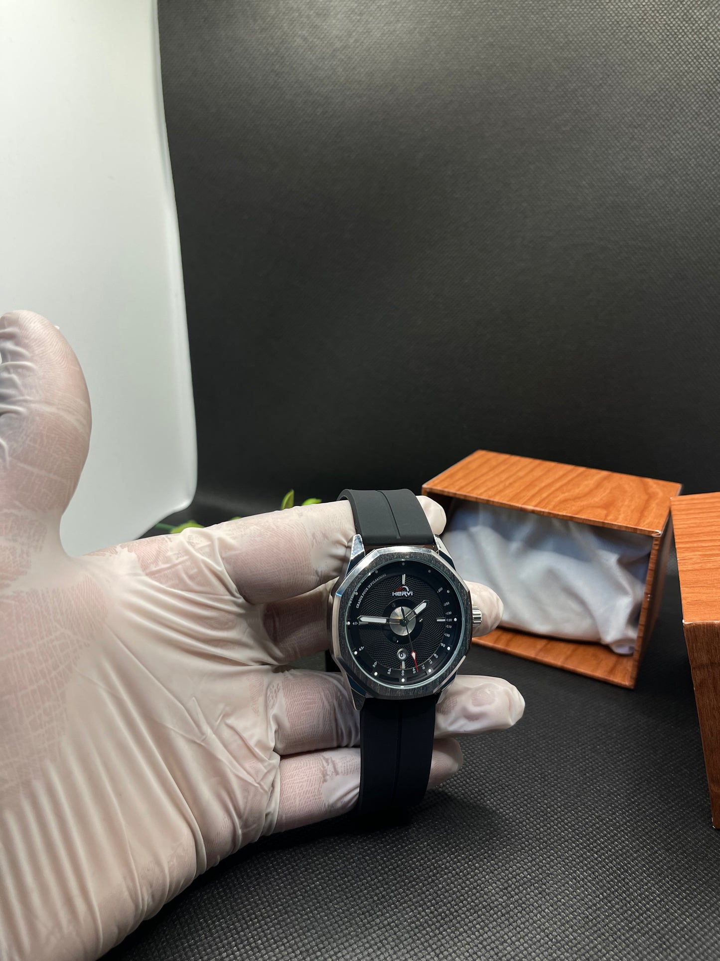 HERYI CASUAL ANALOG DIAL IN COMFORTABLE SILICONE STRAP WITH MAGNETIC LOCK