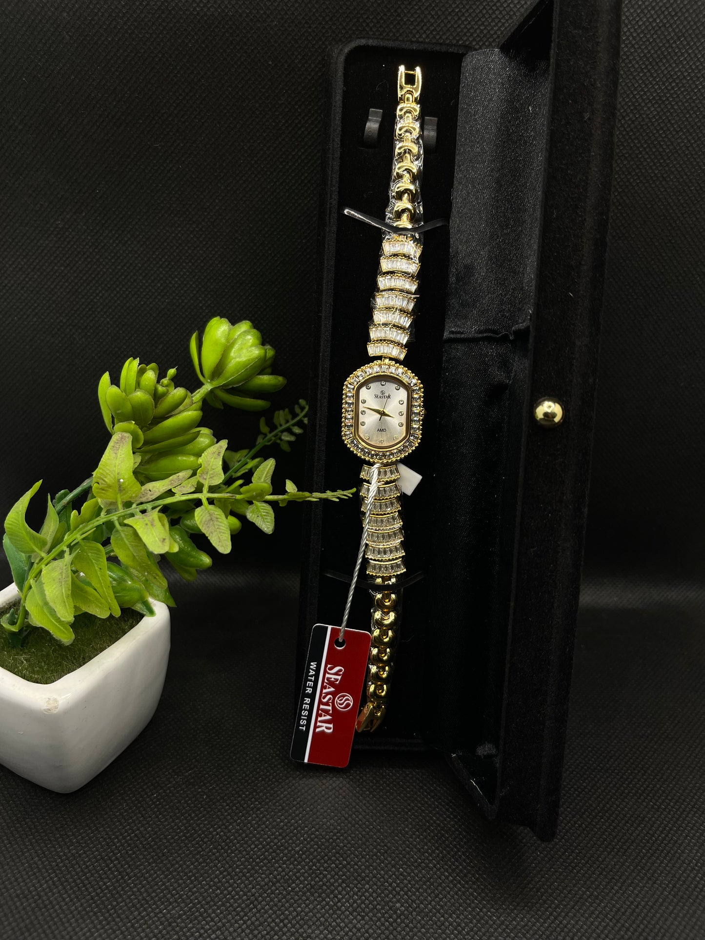 LUXURY GOLD-TONE BAND AND CRYSTAL-EMBELLISHED BEZEL WATCH FOR WOMEN