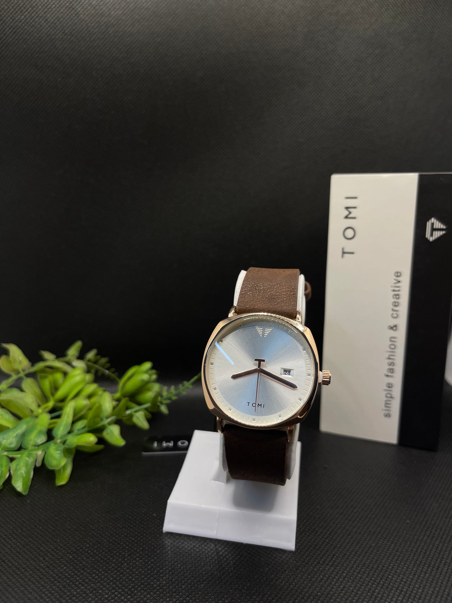 TOMI DARK BROWN LEATHER STRAP IN OFF WHITE DIAL WITH DATE