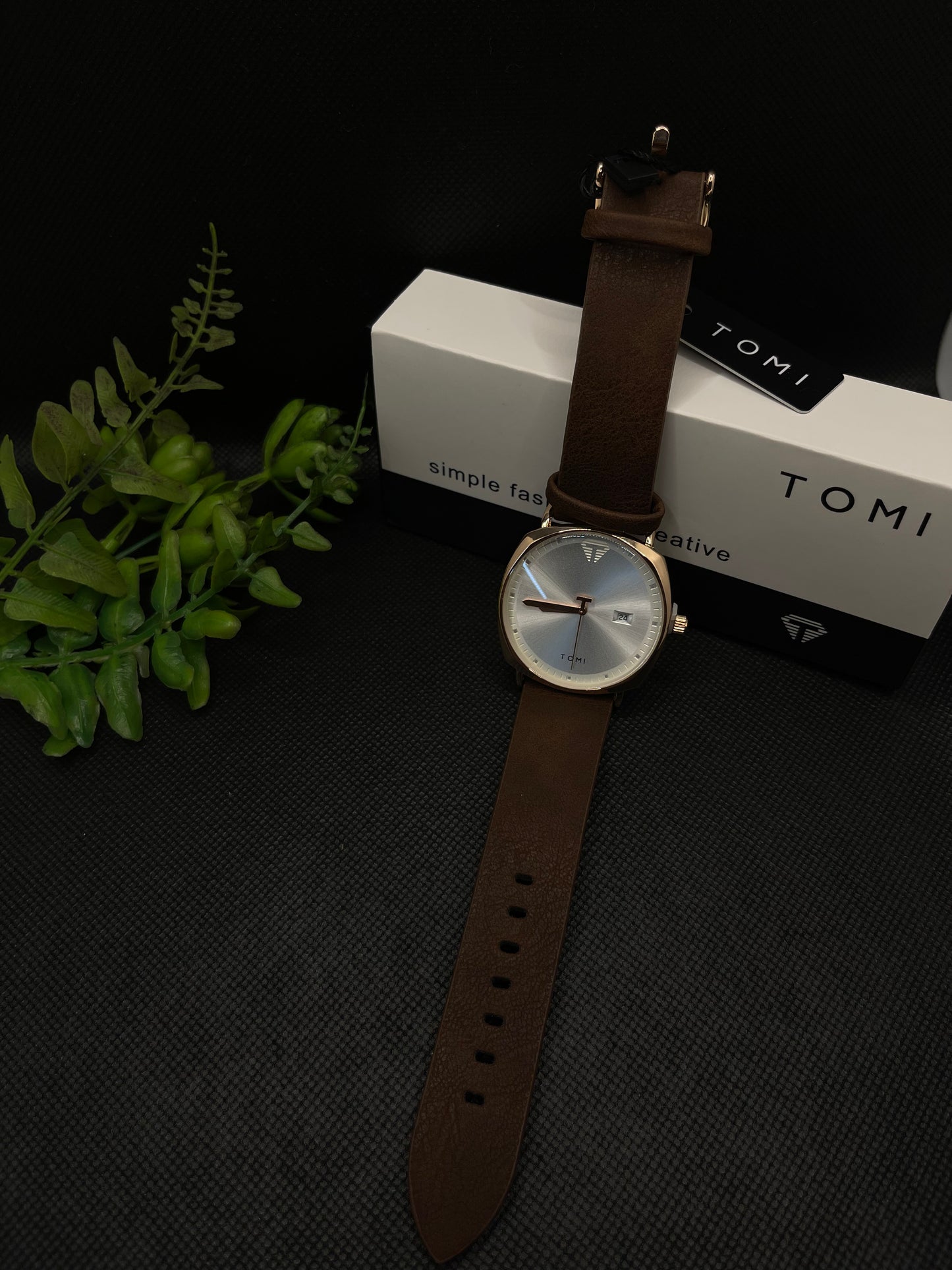 TOMI DARK BROWN LEATHER STRAP IN OFF WHITE DIAL WITH DATE