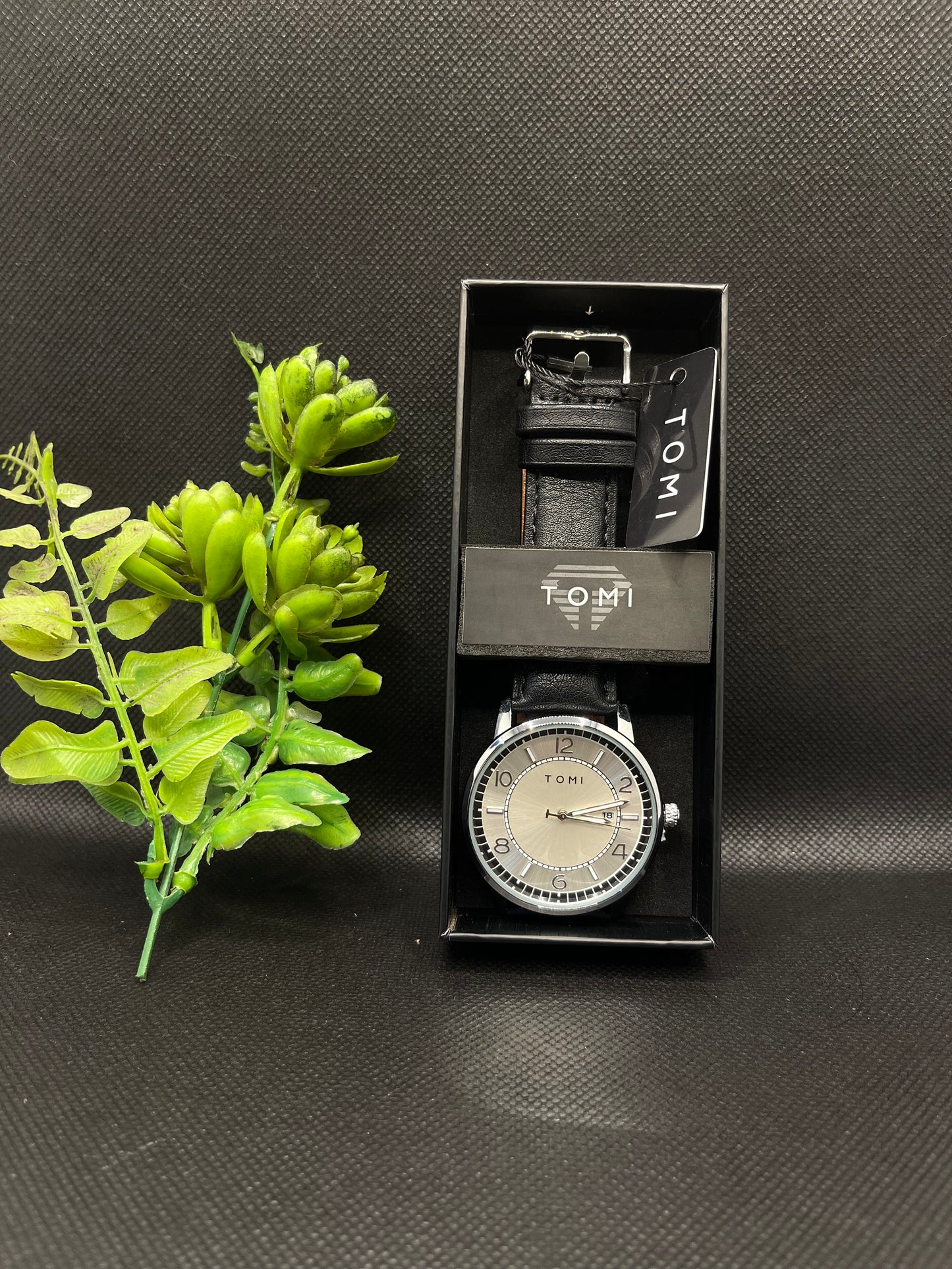 TOMI CLASSIC BLACK LEATHER STRAP IN TWO TONE DIAL WITH DATE