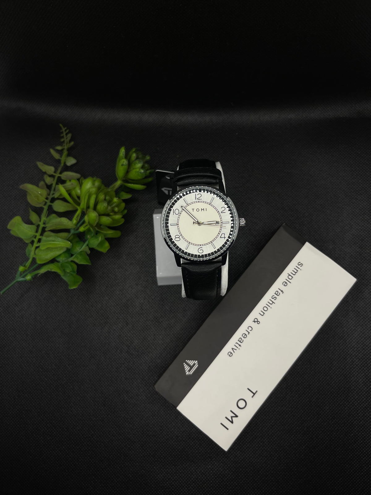 TOMI CLASSIC BLACK LEATHER STRAP IN TWO TONE DIAL WITH DATE