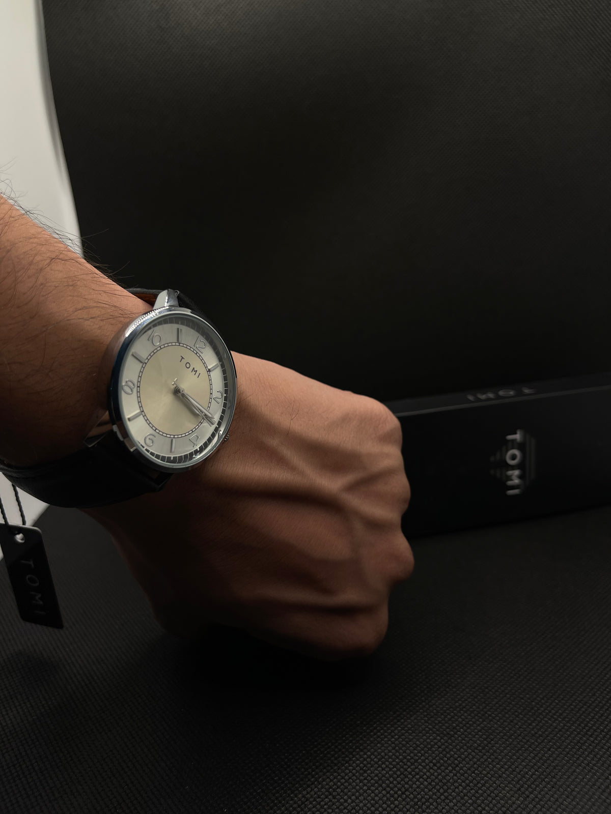 TOMI CLASSIC BLACK LEATHER STRAP IN TWO TONE DIAL WITH DATE