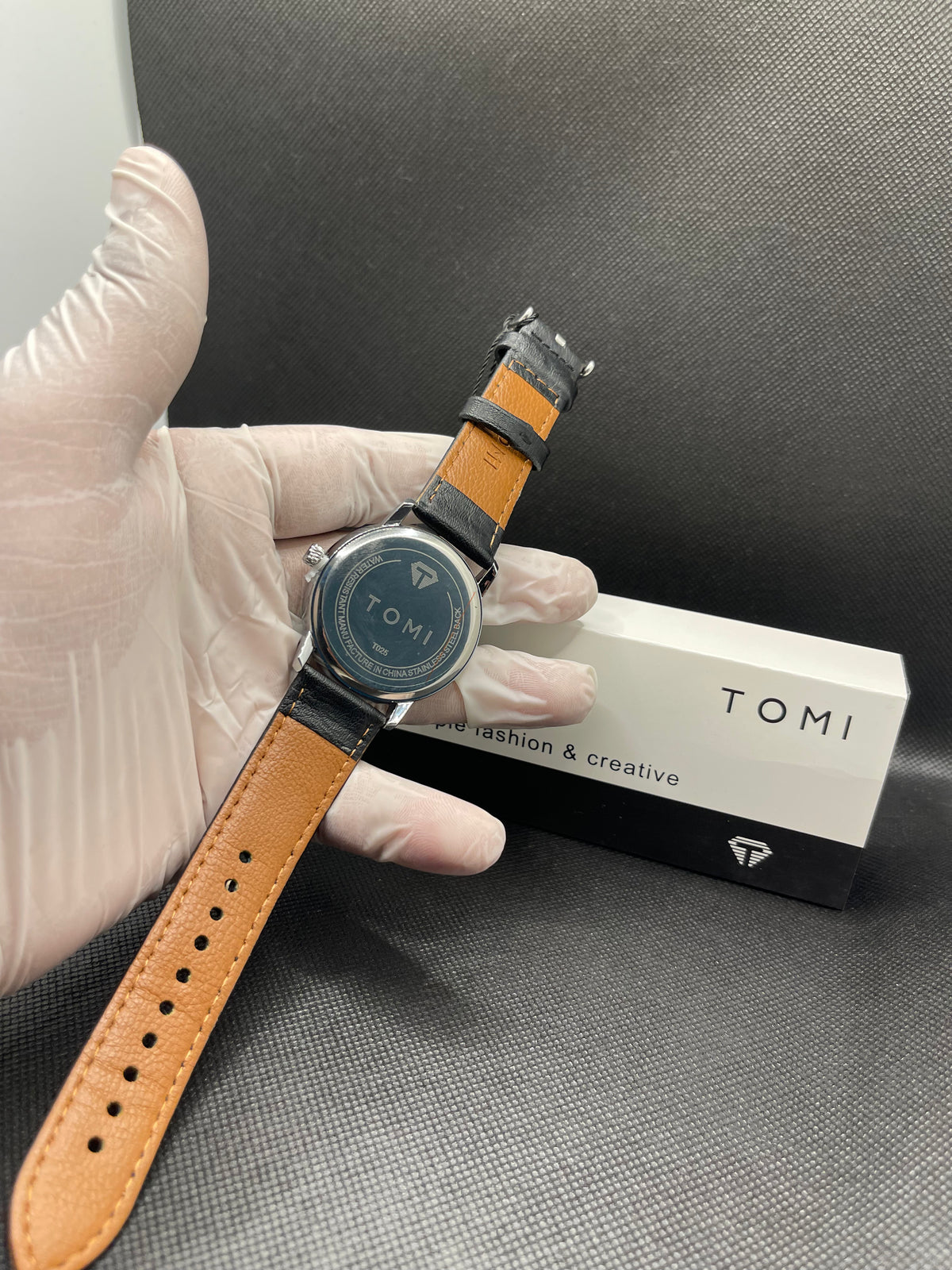 TOMI CLASSIC BLACK LEATHER STRAP IN TWO TONE DIAL WITH DATE