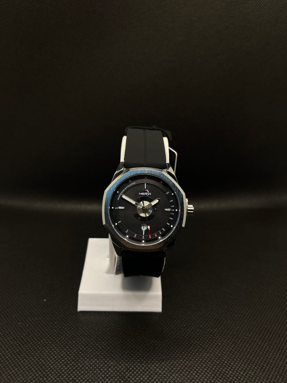 HERYI CASUAL ANALOG DIAL IN COMFORTABLE SILICONE STRAP WITH MAGNETIC LOCK