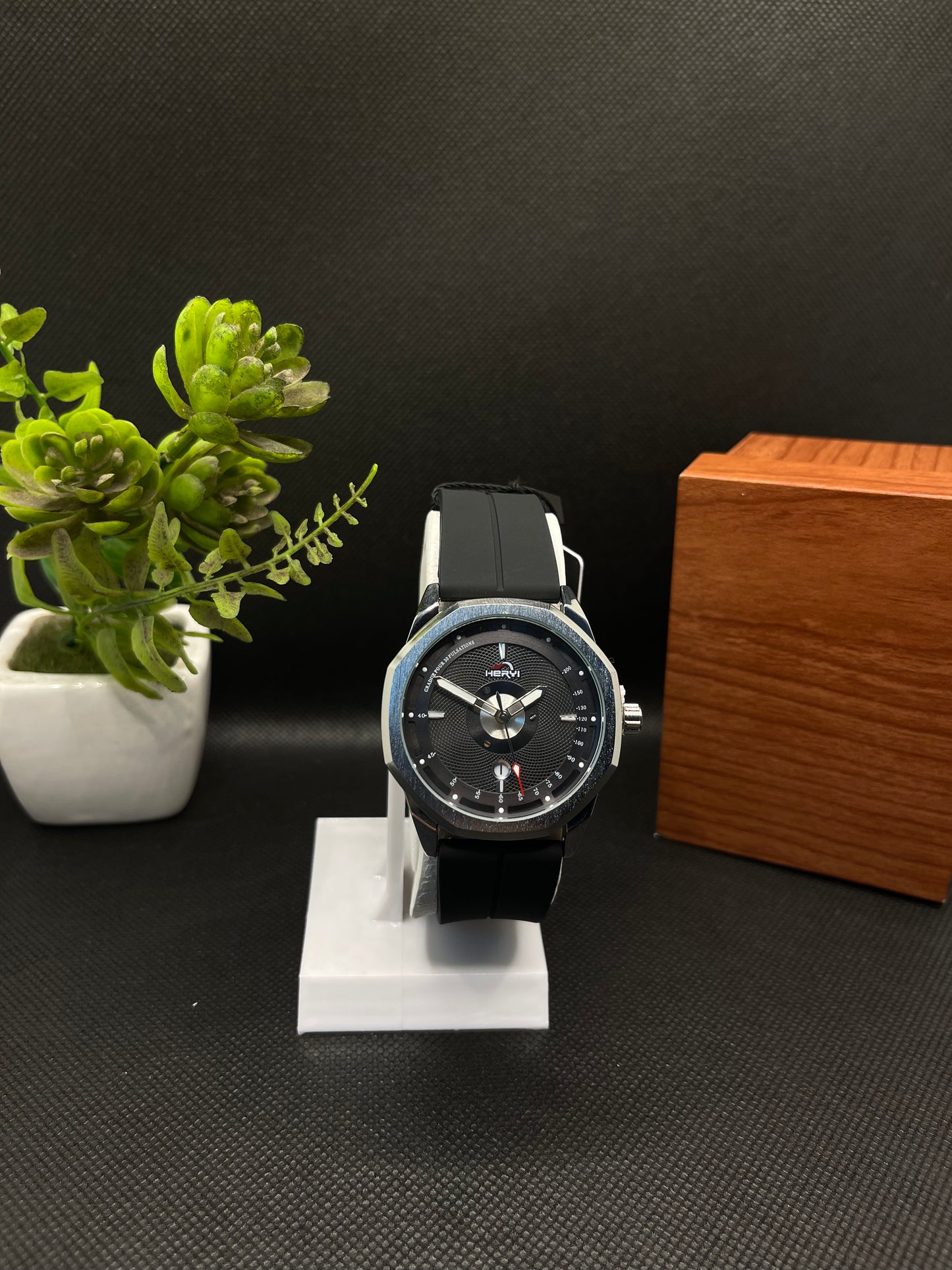 HERYI CASUAL ANALOG DIAL IN COMFORTABLE SILICONE STRAP WITH MAGNETIC LOCK