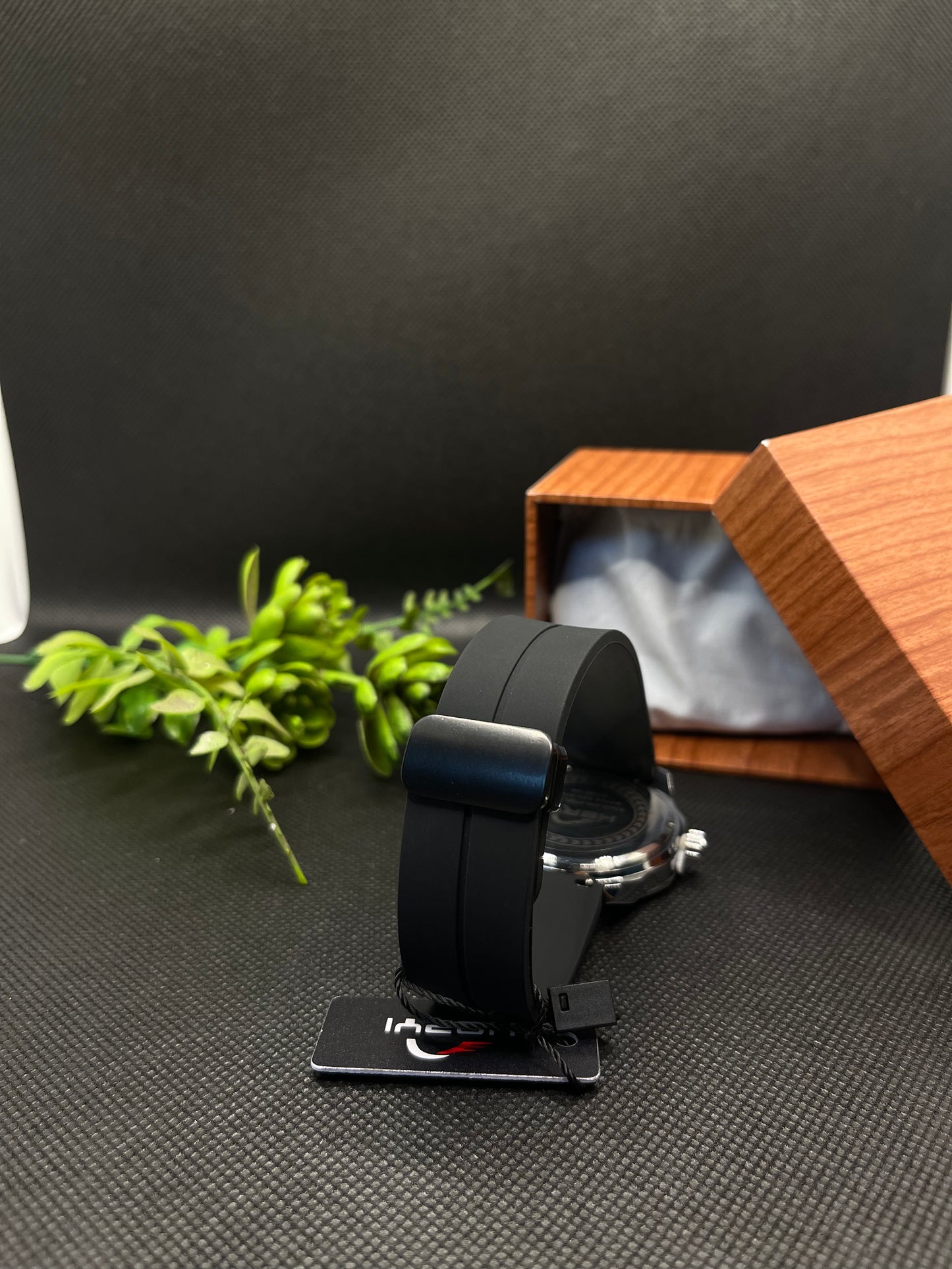 HERYI CASUAL ANALOG DIAL IN COMFORTABLE SILICONE STRAP WITH MAGNETIC LOCK