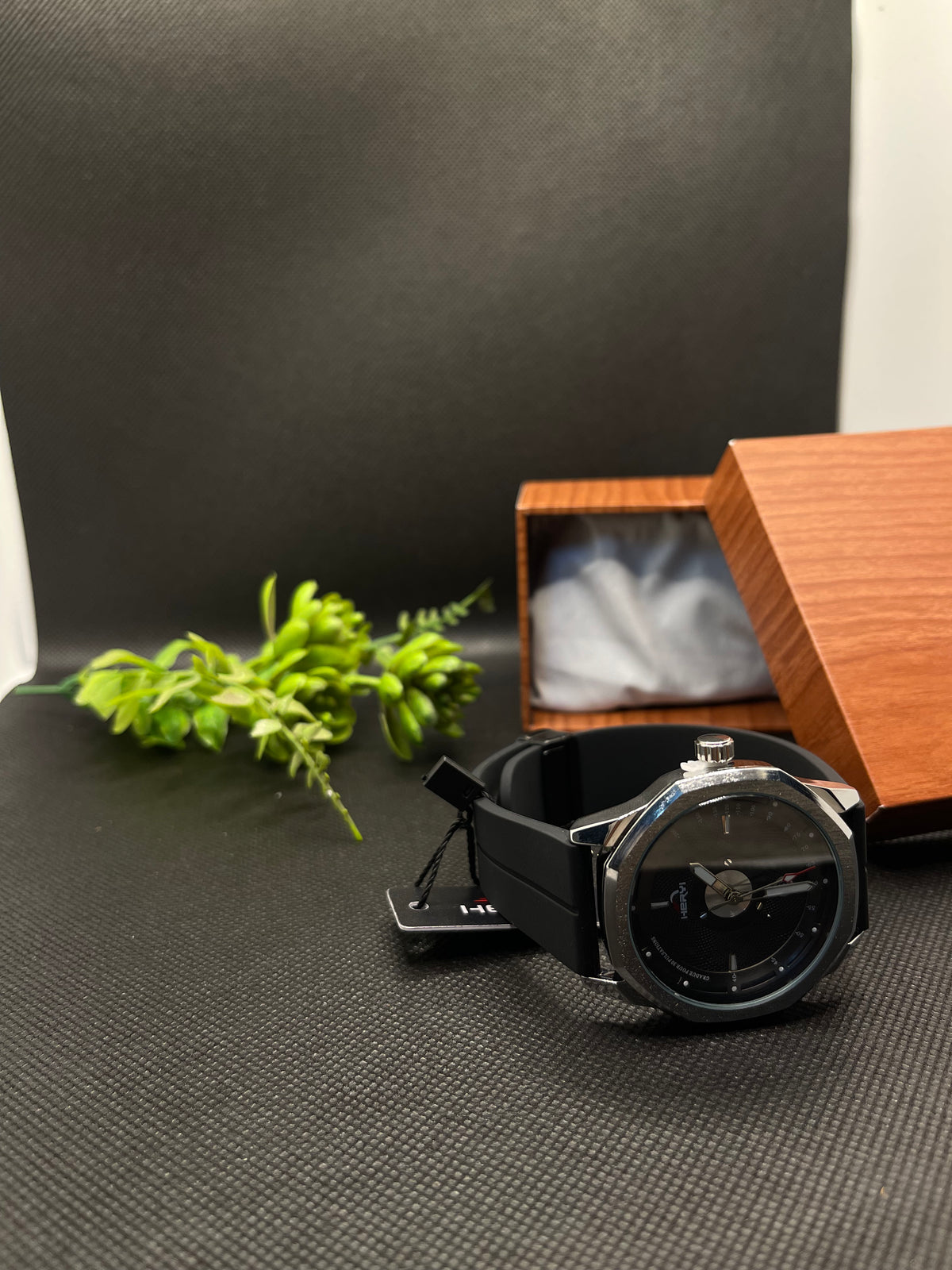 HERYI CASUAL ANALOG DIAL IN COMFORTABLE SILICONE STRAP WITH MAGNETIC LOCK