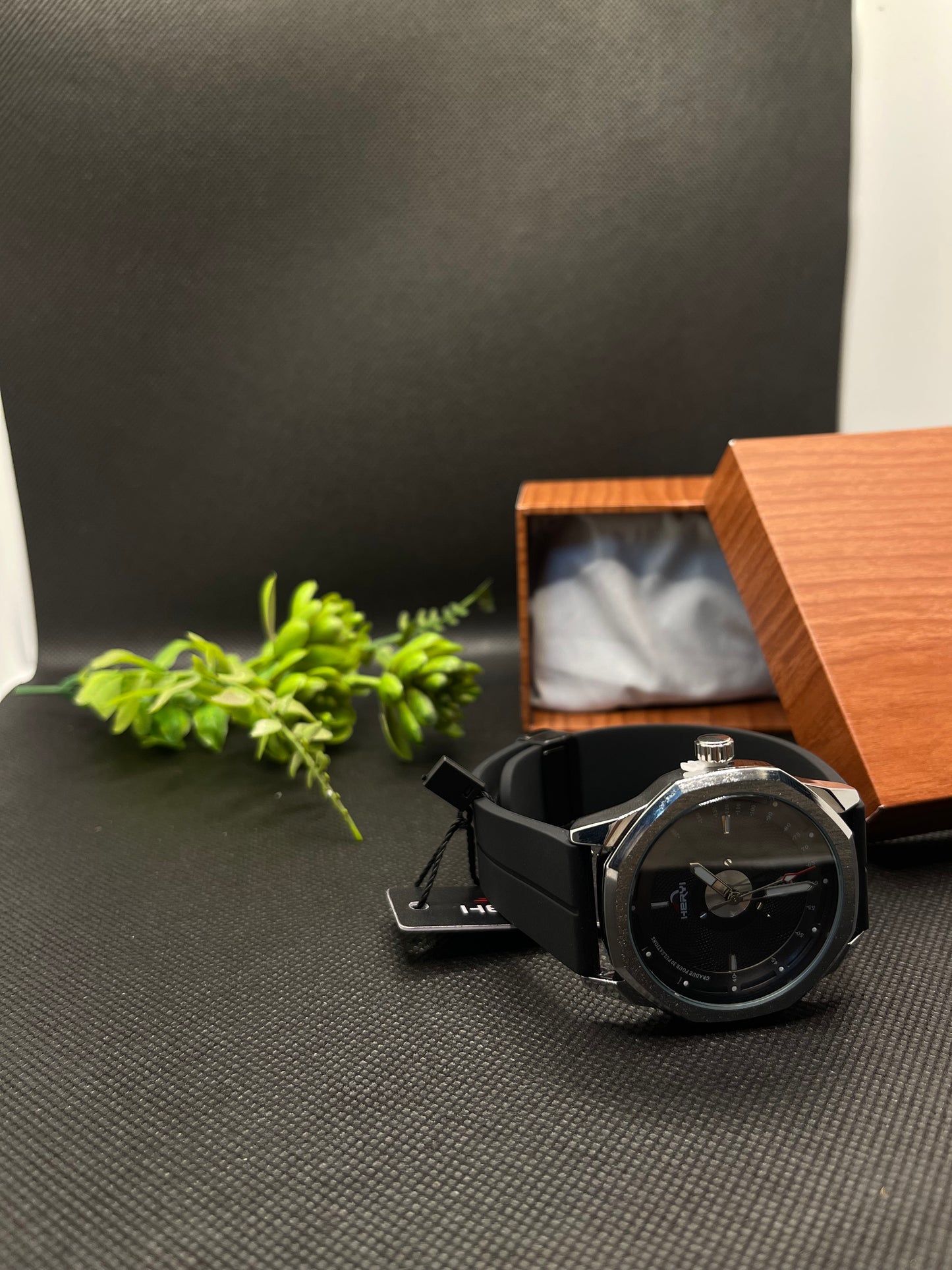 HERYI CASUAL ANALOG DIAL IN COMFORTABLE SILICONE STRAP WITH MAGNETIC LOCK