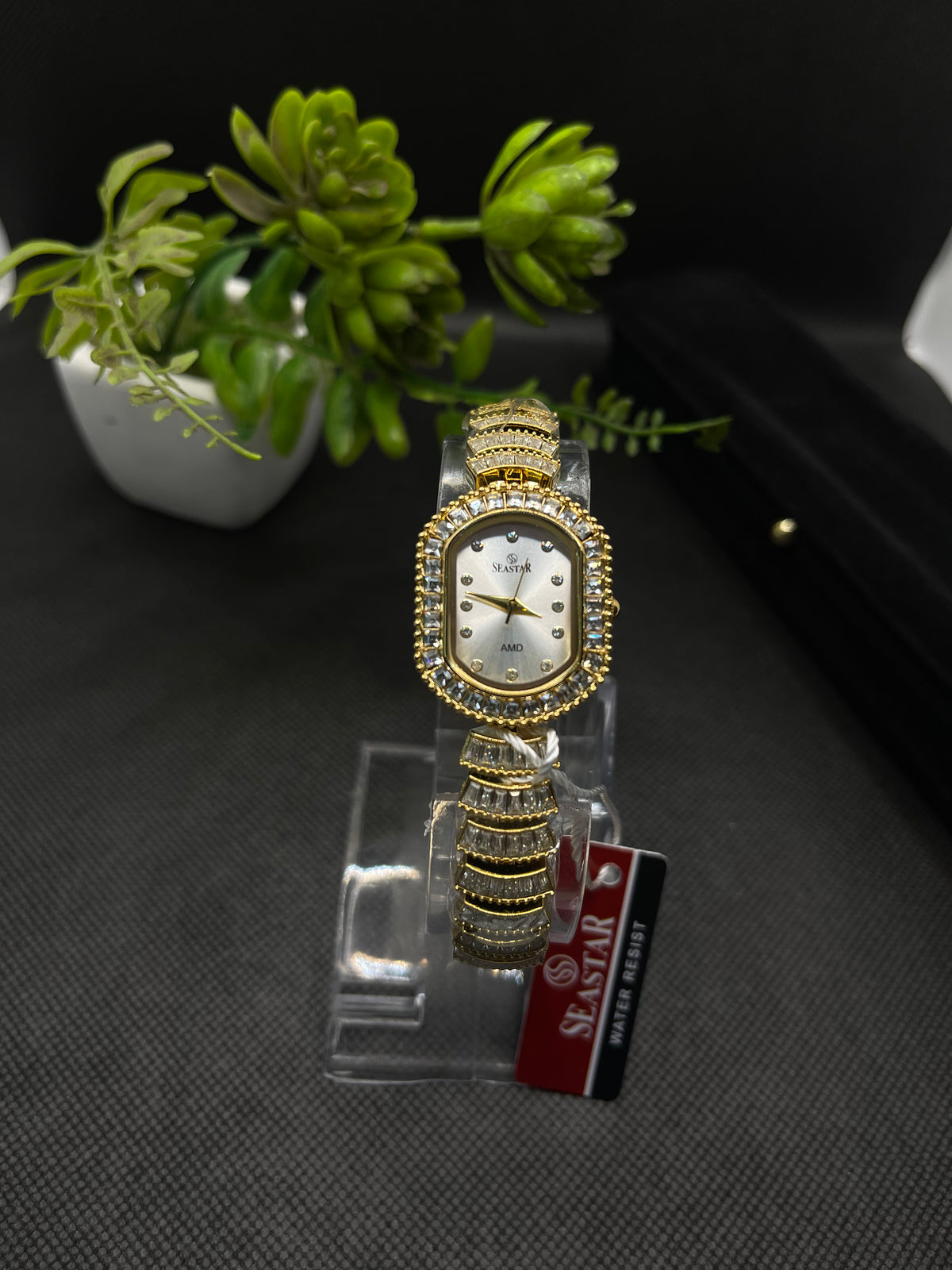 LUXURY GOLD-TONE BAND AND CRYSTAL-EMBELLISHED BEZEL WATCH FOR WOMEN