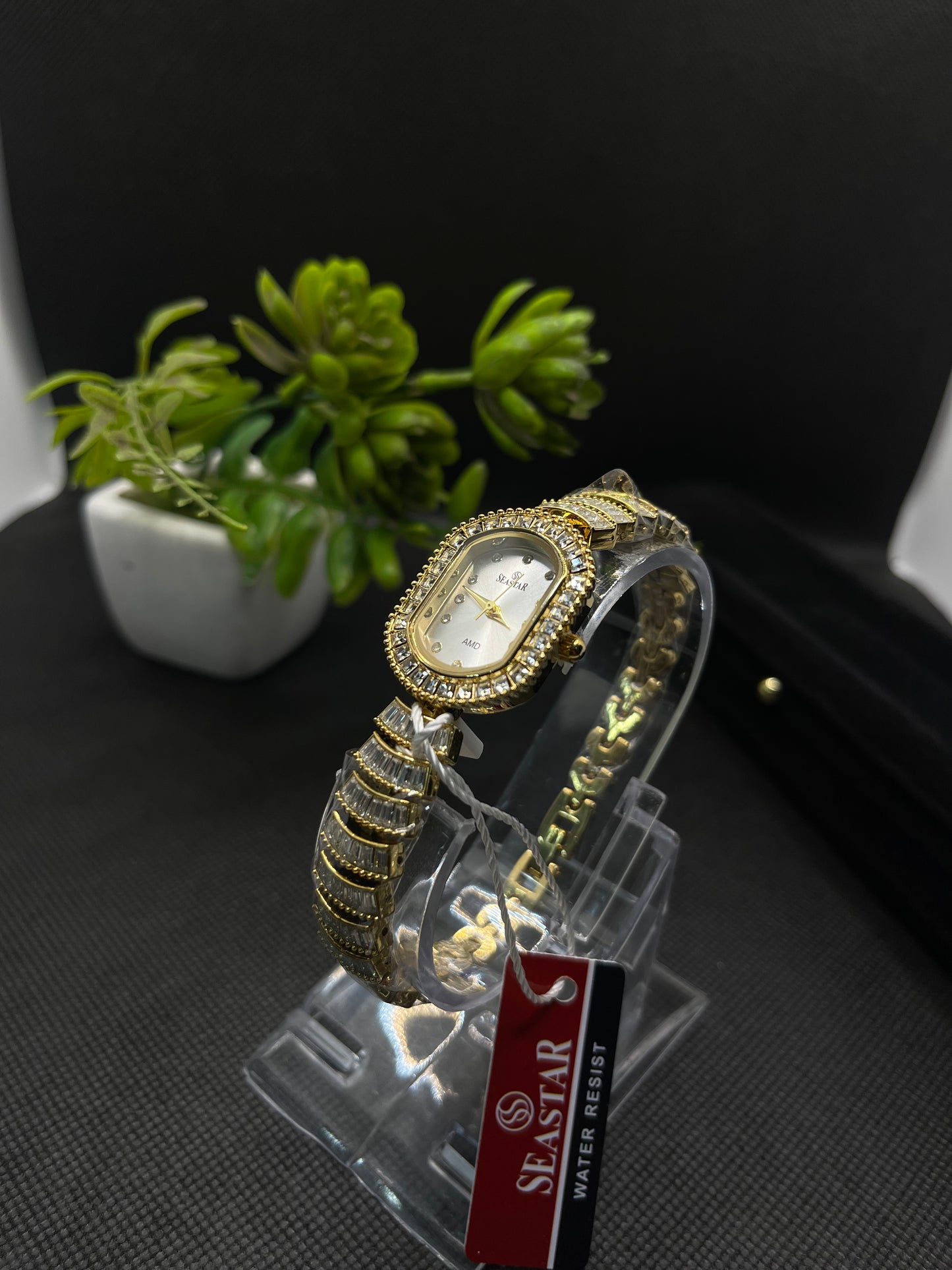 LUXURY GOLD-TONE BAND AND CRYSTAL-EMBELLISHED BEZEL WATCH FOR WOMEN