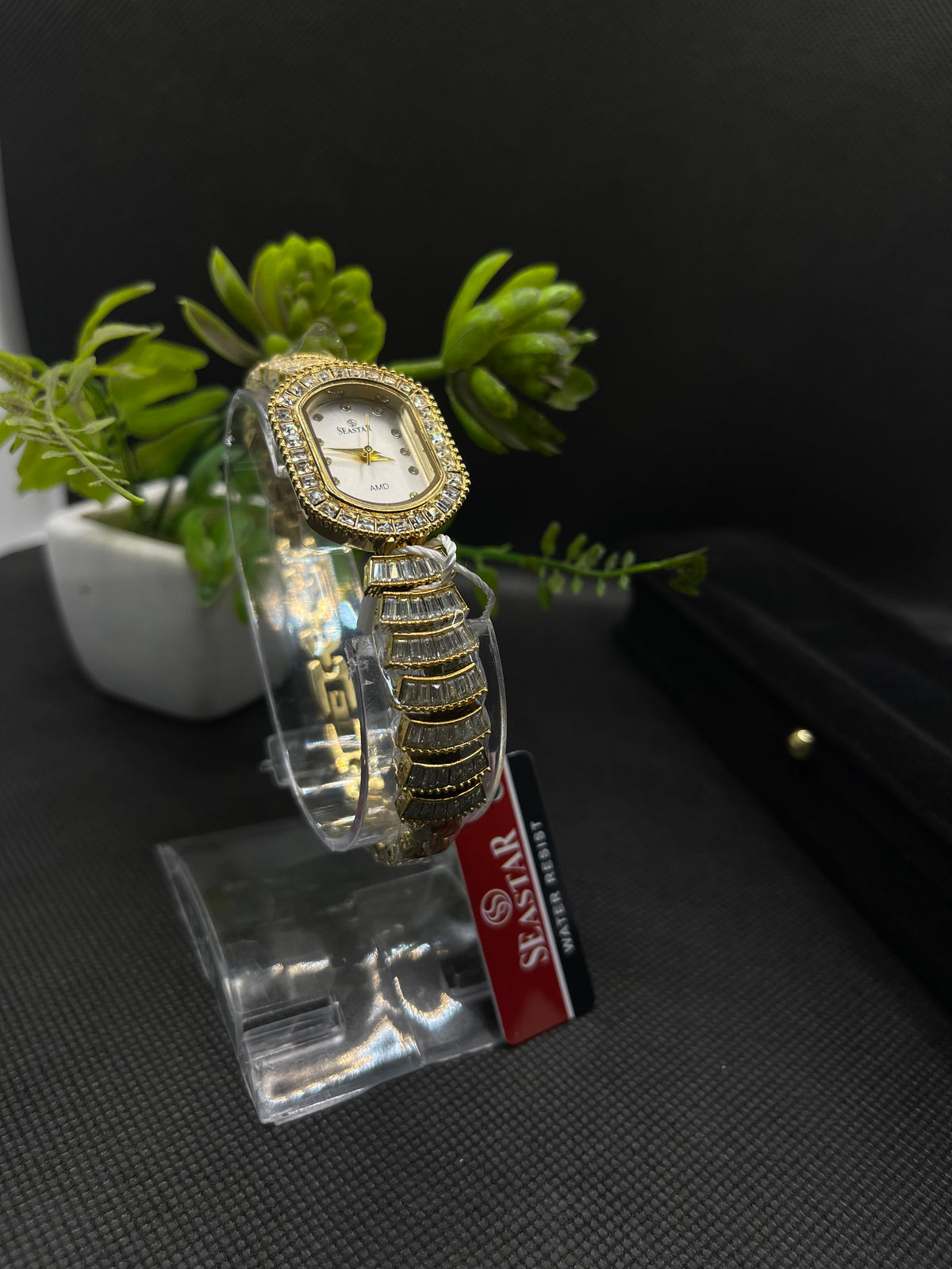 LUXURY GOLD-TONE BAND AND CRYSTAL-EMBELLISHED BEZEL WATCH FOR WOMEN