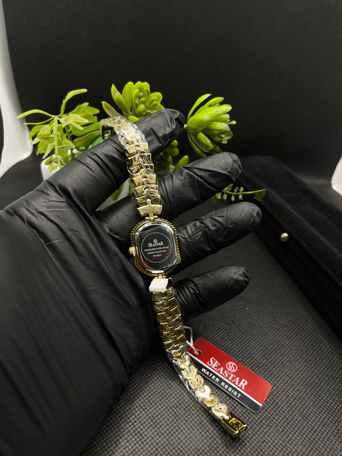 LUXURY GOLD-TONE BAND AND CRYSTAL-EMBELLISHED BEZEL WATCH FOR WOMEN