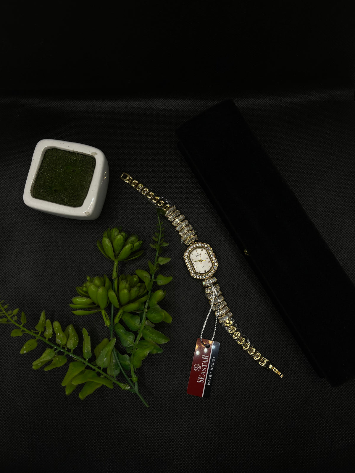 LUXURY GOLD-TONE BAND AND CRYSTAL-EMBELLISHED BEZEL WATCH FOR WOMEN