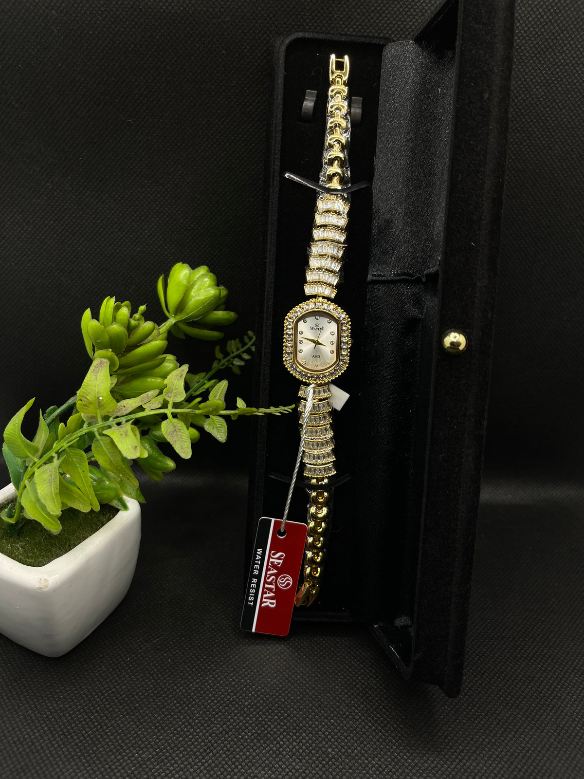 LUXURY GOLD-TONE BAND AND CRYSTAL-EMBELLISHED BEZEL WATCH FOR WOMEN