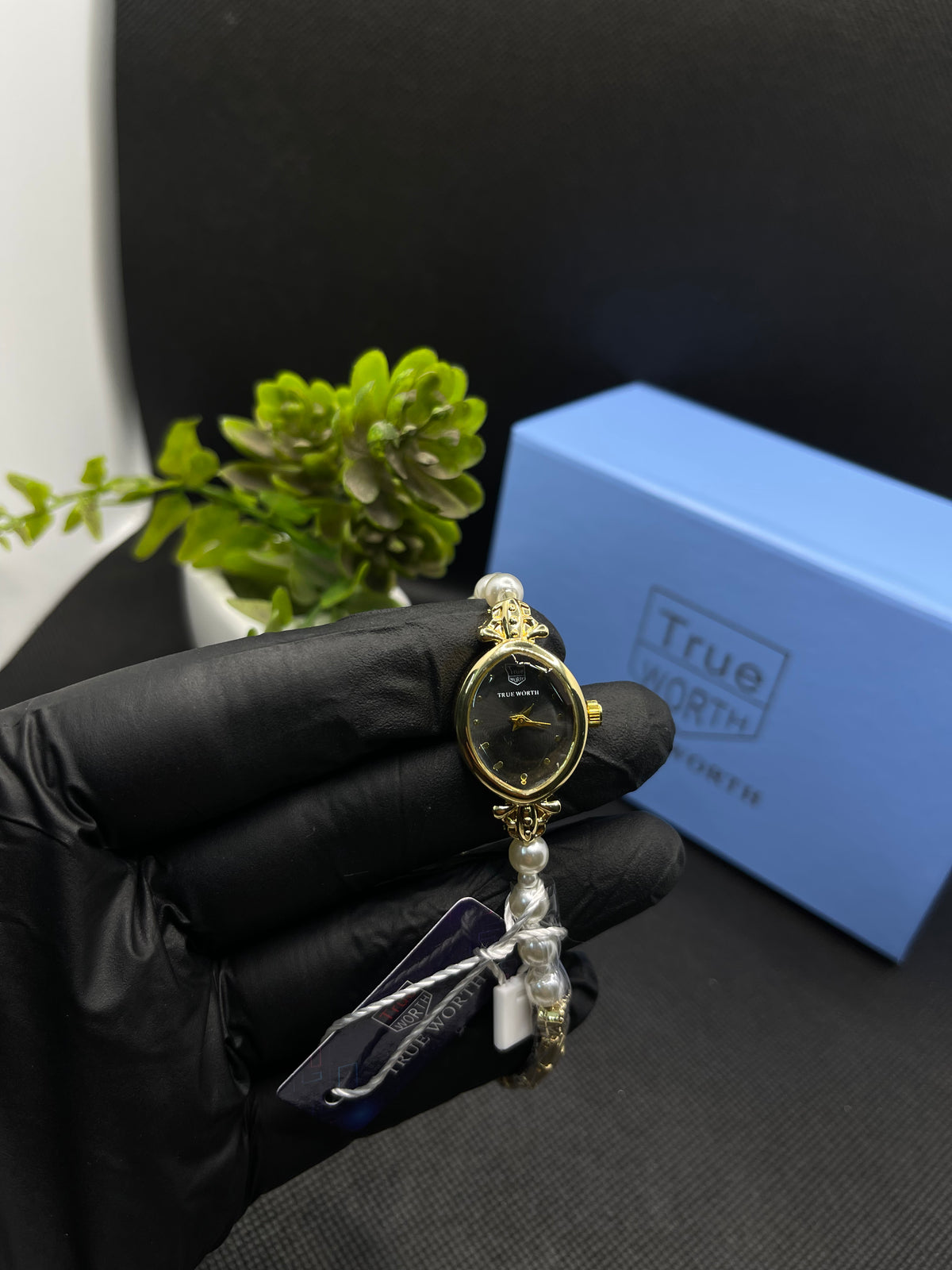 GOLD-TONE CASE AND BLACK DIAL WITH PEARL BRACELET WATCH FOR WOMEN