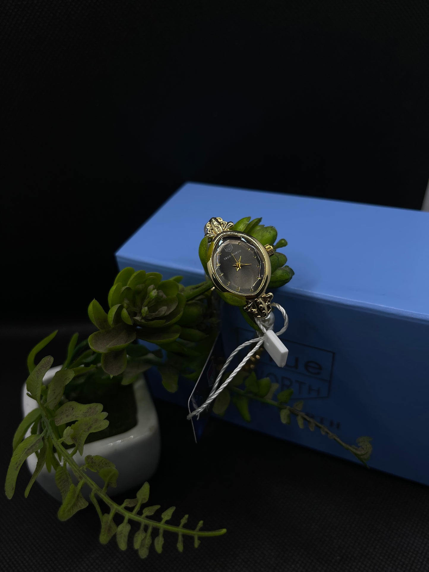 GOLD-TONE CASE AND BLACK DIAL WITH PEARL BRACELET WATCH FOR WOMEN