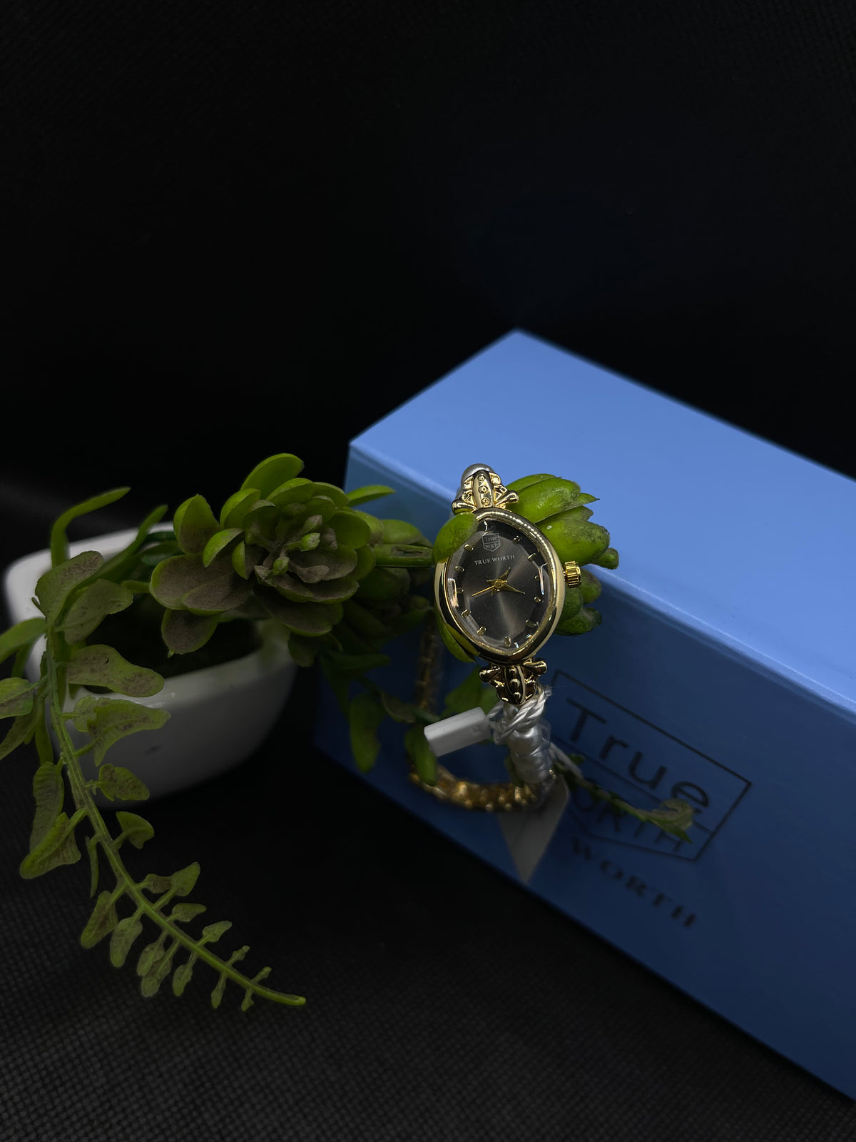 GOLD-TONE CASE AND BLACK DIAL WITH PEARL BRACELET WATCH FOR WOMEN