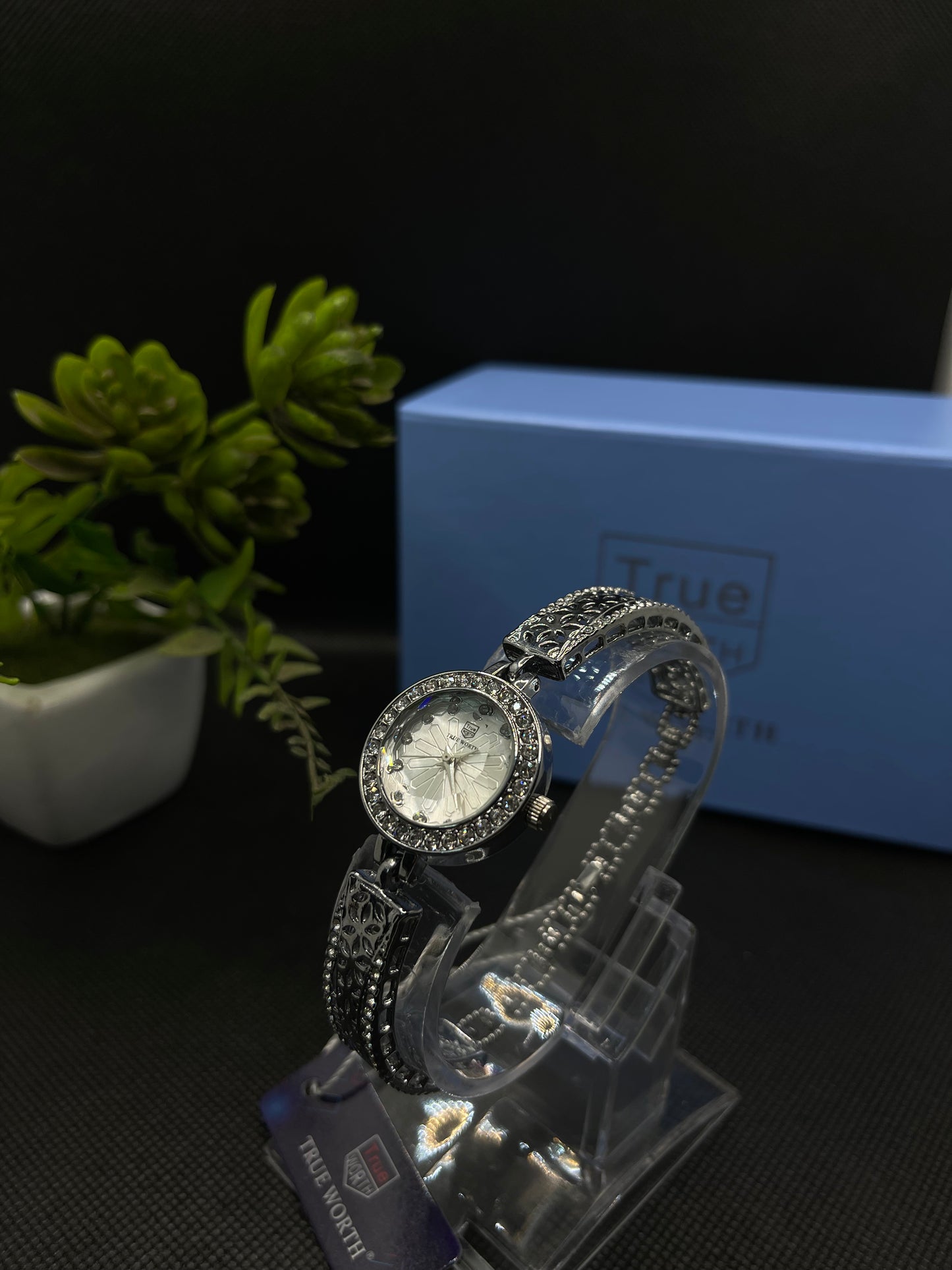 SILVER COLOURED METAL BAND AND DIAMOND-DIAL FACE WATCH FOR WOMEN