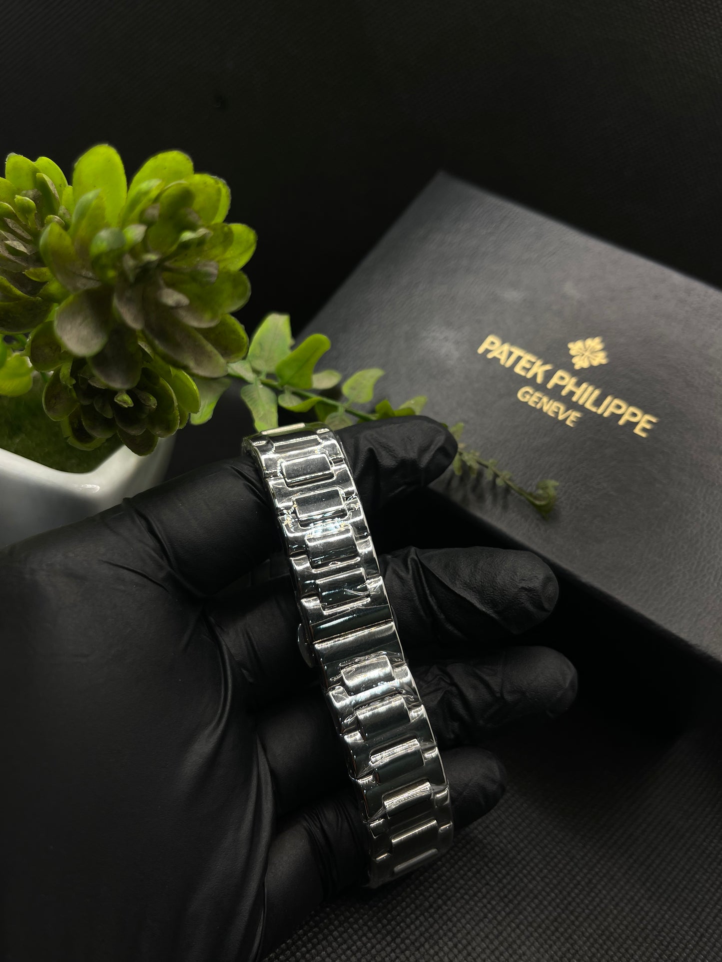 PP GENEVE BLACK TEXTURE DIAL WITH DATE IN SILVER STAINLESS STEEL STRAP