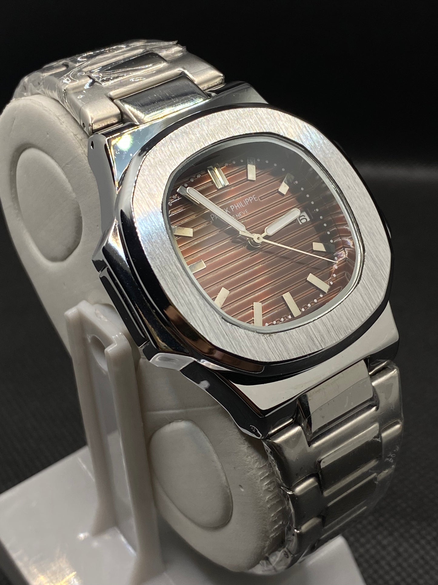 PP NAUTILUS HORIZONTAL EMBOSSED DIAL WITH DATE