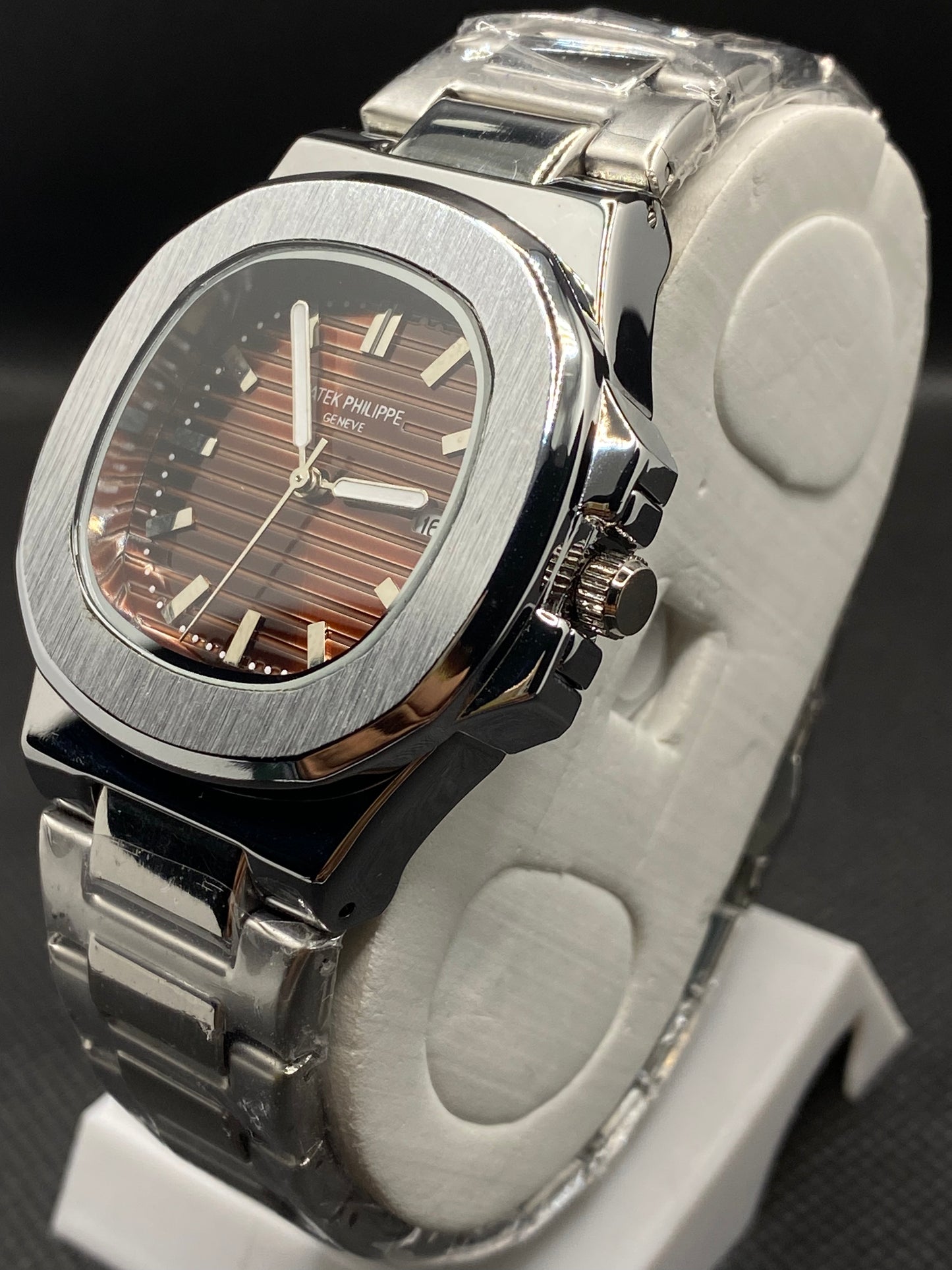 PP NAUTILUS HORIZONTAL EMBOSSED DIAL WITH DATE