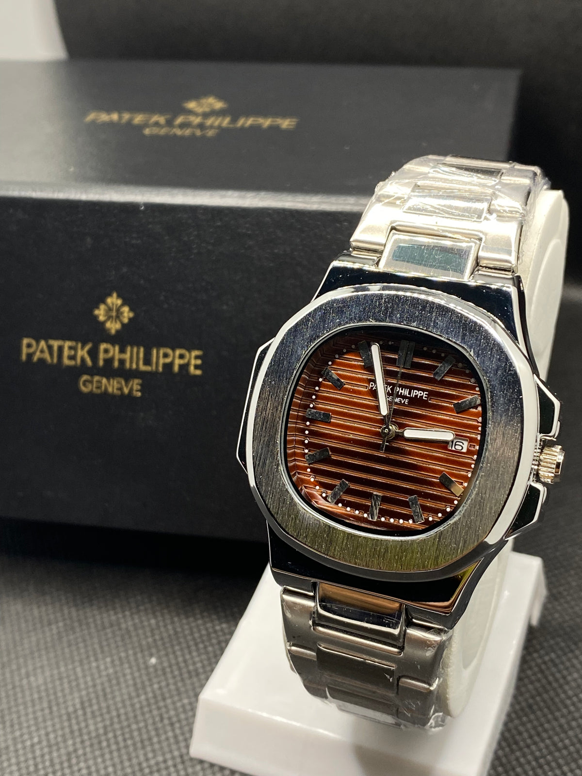 PP NAUTILUS HORIZONTAL EMBOSSED DIAL WITH DATE
