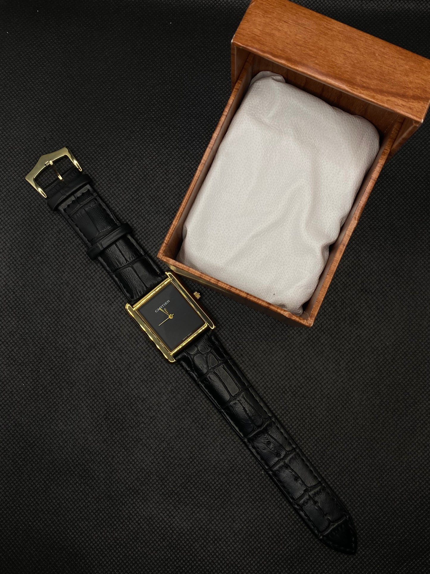 CARTI3R TANK MUST DE BLACK DIAL AND LEATHER STRAP